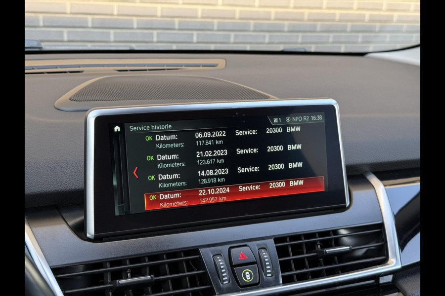 BMW 2 Serie Active Tourer 218i High Executive Sport Line Automaat / Navigatie Plus / Head-Up Display / Hifi / Leder / 17 Inch / Driving Assistant / Achteruitrijcamera / Sportstoelen / Parkeerassistent / Stoelverwarming / LED