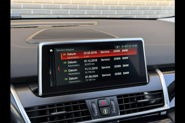 BMW 2 Serie Active Tourer 218i High Executive Sport Line Automaat / Navigatie Plus / Head-Up Display / Hifi / Leder / 17 Inch / Driving Assistant / Achteruitrijcamera / Sportstoelen / Parkeerassistent / Stoelverwarming / LED