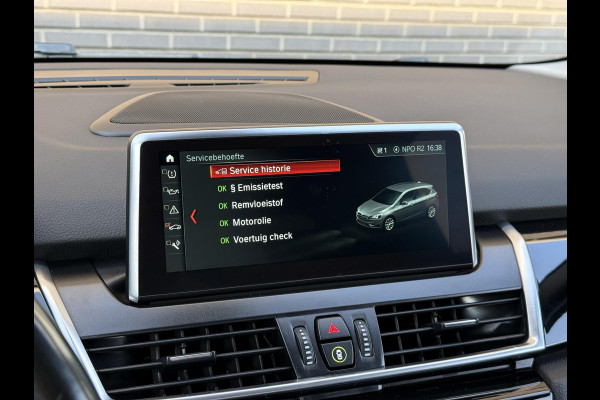 BMW 2 Serie Active Tourer 218i High Executive Sport Line Automaat / Navigatie Plus / Head-Up Display / Hifi / Leder / 17 Inch / Driving Assistant / Achteruitrijcamera / Sportstoelen / Parkeerassistent / Stoelverwarming / LED