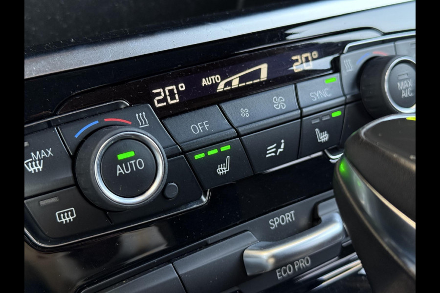 BMW 2 Serie Active Tourer 218i High Executive Sport Line Automaat / Navigatie Plus / Head-Up Display / Hifi / Leder / 17 Inch / Driving Assistant / Achteruitrijcamera / Sportstoelen / Parkeerassistent / Stoelverwarming / LED