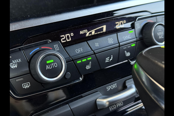 BMW 2 Serie Active Tourer 218i High Executive Sport Line Automaat / Navigatie Plus / Head-Up Display / Hifi / Leder / 17 Inch / Driving Assistant / Achteruitrijcamera / Sportstoelen / Parkeerassistent / Stoelverwarming / LED