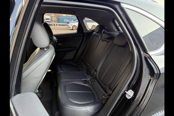 BMW 2 Serie Active Tourer 218i High Executive Sport Line Automaat / Navigatie Plus / Head-Up Display / Hifi / Leder / 17 Inch / Driving Assistant / Achteruitrijcamera / Sportstoelen / Parkeerassistent / Stoelverwarming / LED