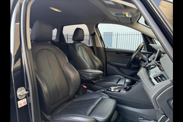 BMW 2 Serie Active Tourer 218i High Executive Sport Line Automaat / Navigatie Plus / Head-Up Display / Hifi / Leder / 17 Inch / Driving Assistant / Achteruitrijcamera / Sportstoelen / Parkeerassistent / Stoelverwarming / LED