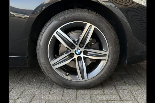 BMW 2 Serie Active Tourer 218i High Executive Sport Line Automaat / Navigatie Plus / Head-Up Display / Hifi / Leder / 17 Inch / Driving Assistant / Achteruitrijcamera / Sportstoelen / Parkeerassistent / Stoelverwarming / LED