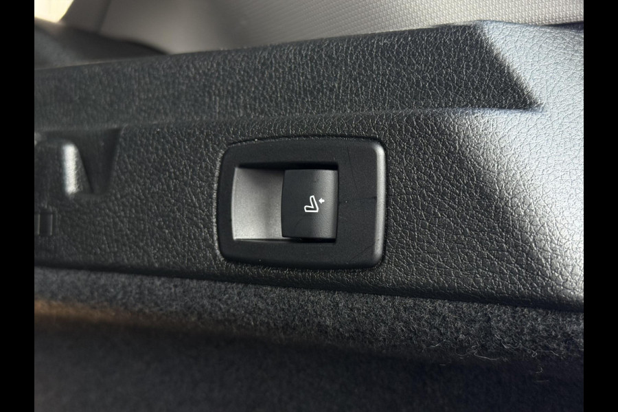 BMW 2 Serie Active Tourer 218i High Executive Sport Line Automaat / Navigatie Plus / Head-Up Display / Hifi / Leder / 17 Inch / Driving Assistant / Achteruitrijcamera / Sportstoelen / Parkeerassistent / Stoelverwarming / LED