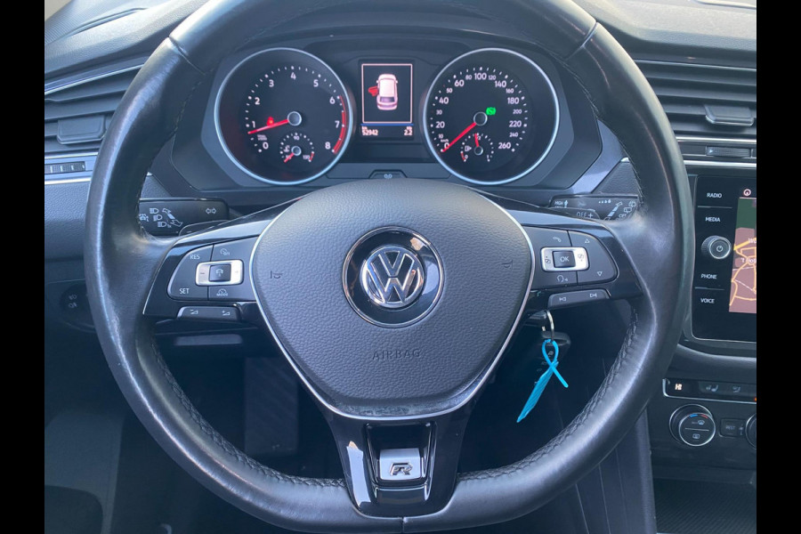 Volkswagen Tiguan 1.4 TSI R-Line |DSG | ACC |Trekhaak |Massagestoel|Stoel/stuurverw |Dealer onderh KM 52.900 !!!