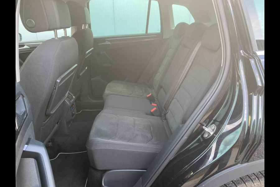 Volkswagen Tiguan 1.4 TSI R-Line |DSG | ACC |Trekhaak |Massagestoel|Stoel/stuurverw |Dealer onderh KM 52.900 !!!