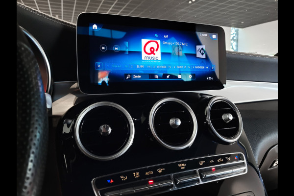 Mercedes-Benz GLC 200 4-M AMG Night|Panorama|20"|Trekhaak|MBUX|Spoorpakket|Sfeerverlichting|Treeplanken|New Service