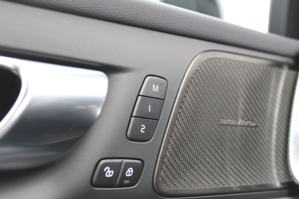 Volvo V60 2.0 T6 Plug-in hybrid AWD Plus Dark | Pilot Assist | 19" | Trekhaak | 360 Camera | H&K