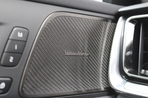 Volvo V60 2.0 T6 Plug-in hybrid AWD Plus Dark | Pilot Assist | 19" | Trekhaak | 360 Camera | H&K