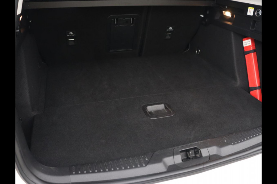 Ford Focus 1.0 EcoBoost Hybrid Titanium X | Stoel & stuurverwarming | Trekhaak | Adaptive cruise | Camera | Comfortstoelen | Keyless | Carplay | Full LED | Navigatie
