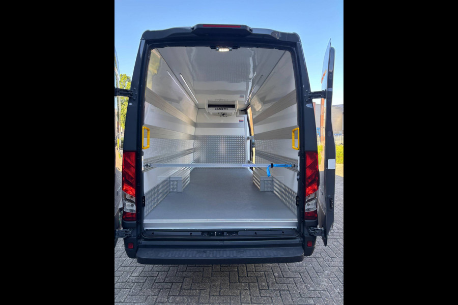 Iveco Daily 35S18HA L4H2 16M3 180PK KOELWAGEN KOELER KOEL KüHLWAGEN KüHLKOFFER FRIGO (ZIE OPMERKINGEN) NAVIGATIE ADAPTIVE CRUISE CONTROL LED  AIRCO ECC GEVEERDE BESTUURDERSSTOEL 270 GRADEN ACHTERDEUREN