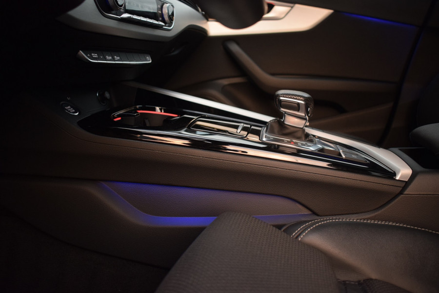 Audi A4 35 TFSI 150pk S-tronic S-line Black Edition | Panoramadak | Virtual | Sfeerverlichting