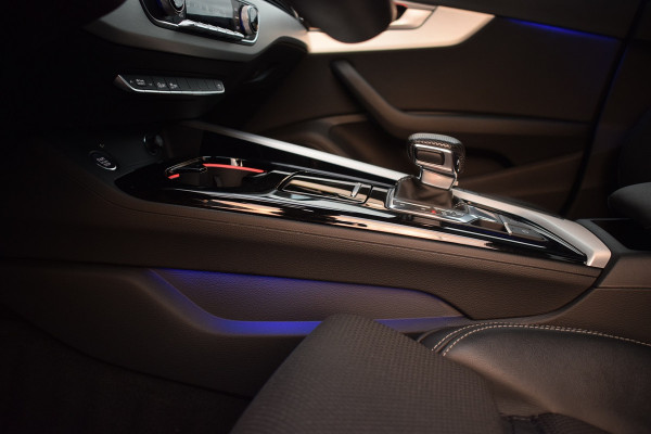 Audi A4 35 TFSI 150pk S-tronic S-line Black Edition | Panoramadak | Virtual | Sfeerverlichting