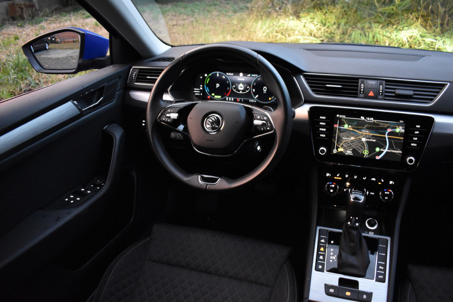 Škoda Superb Combi iV 218PK DSG HYBRID BUSINESS VIRTUAL/NAVI/TREKHAAK