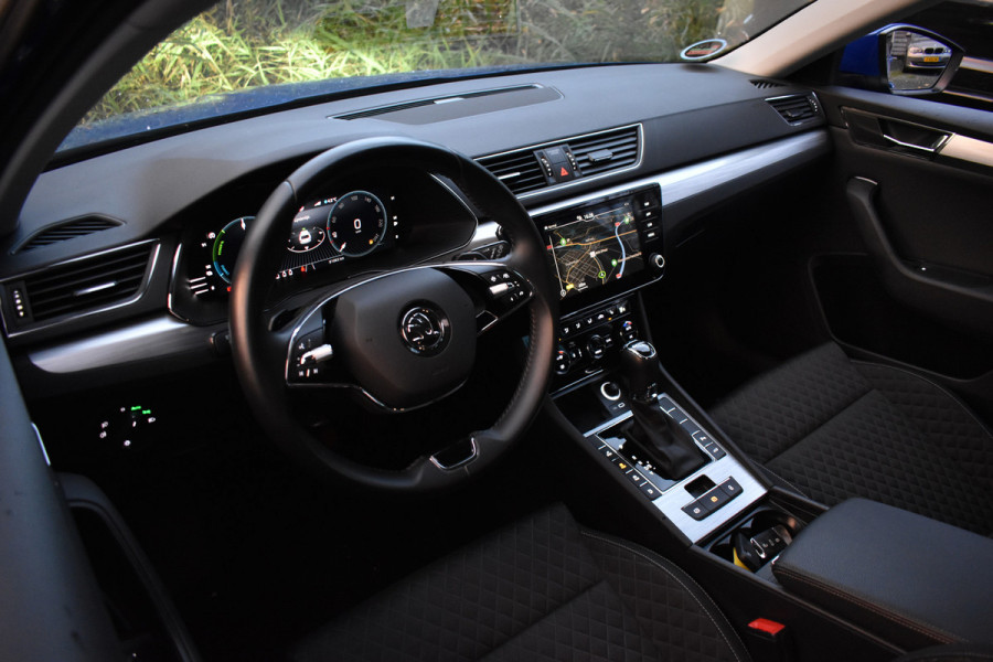 Škoda Superb Combi iV 218PK DSG HYBRID BUSINESS VIRTUAL/NAVI/TREKHAAK