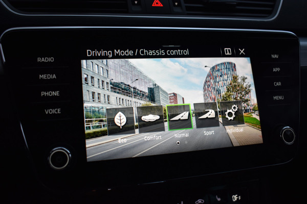 Škoda Superb Combi iV 218PK DSG HYBRID BUSINESS VIRTUAL/NAVI/TREKHAAK