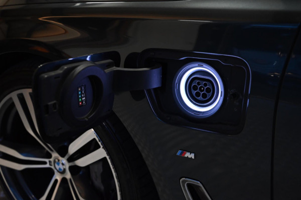 BMW 7 Serie 740e M Sport - 360 Camera - Massage - El. Achterbank - Laser Koplampen - Adaptive Cruise Control - Soft-Close