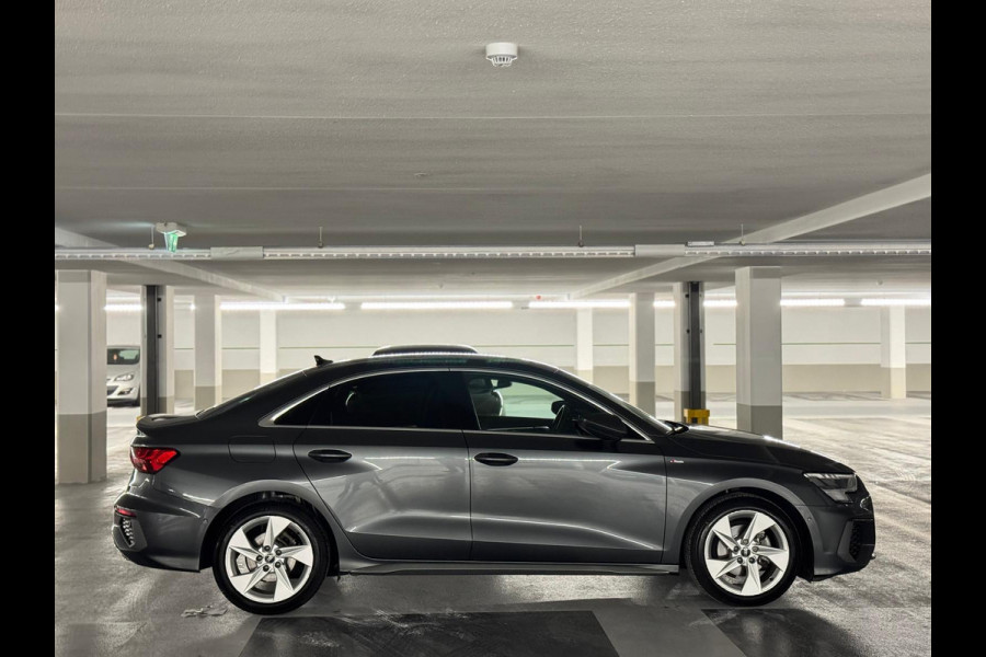 Audi A3 Limousine 30 TFSI S edition, 2 X S- LINE,matrix led, daytona grijs, 1 e eigenaar, 1/2 leder, 's, NL auto nap