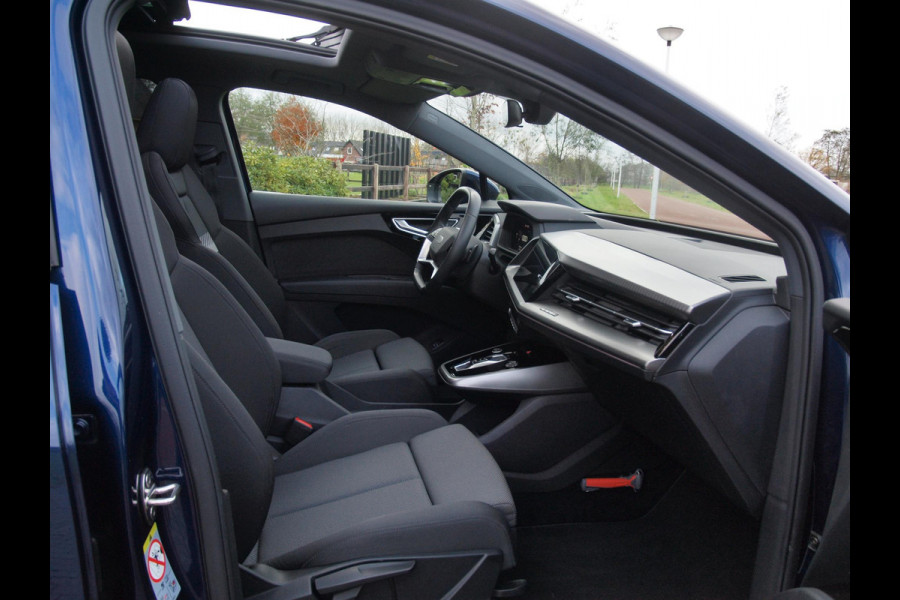 Audi Q4 e-tron 40 Launch edition Advanced Plus 77 kWh | Panoramadak | Camera | Trekhaak | Sfeerverlichting | Apple Carplay |