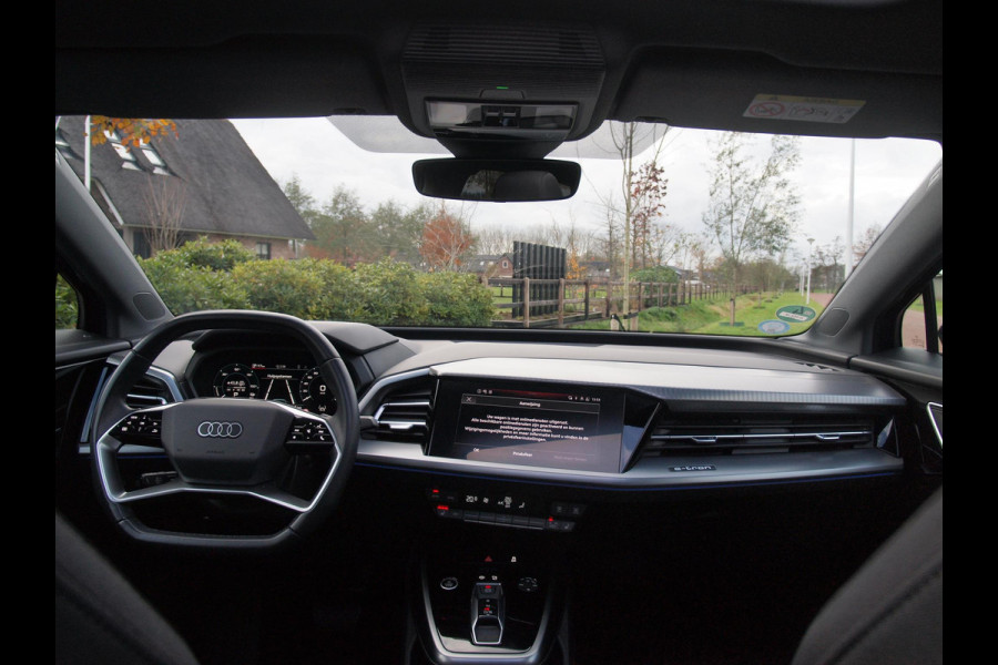 Audi Q4 e-tron 40 Launch edition Advanced Plus 77 kWh | Panoramadak | Camera | Trekhaak | Sfeerverlichting | Apple Carplay |