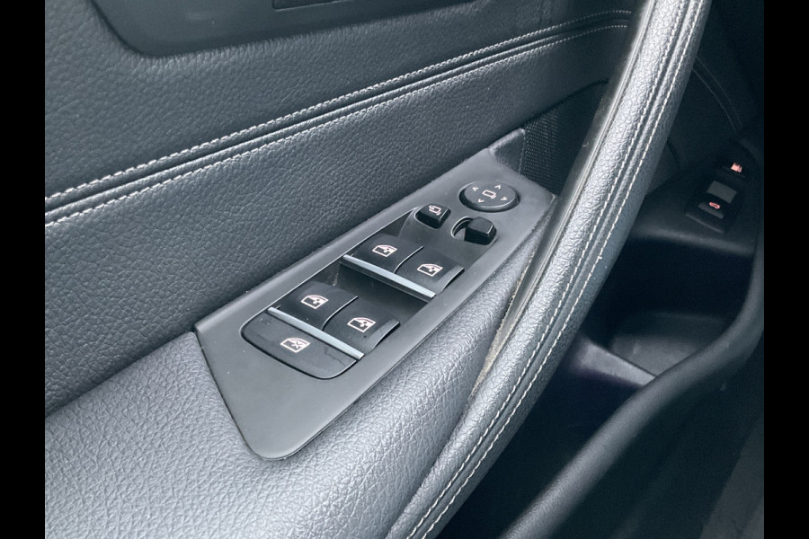 BMW 5 Serie Touring 530e xDrive M-sport HUD Laser Memory 4wielsturing Pano Business Edition Plus