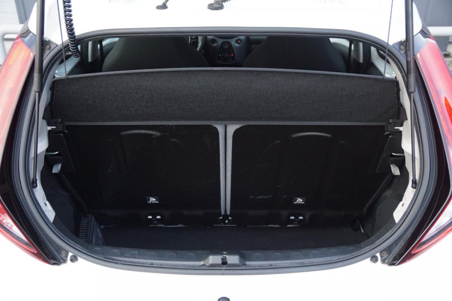 Toyota Aygo 1.0 VVT-i x-play Automaat + DEALER ONDERHOUDEN / CAMERA / APPLE CARPLAY