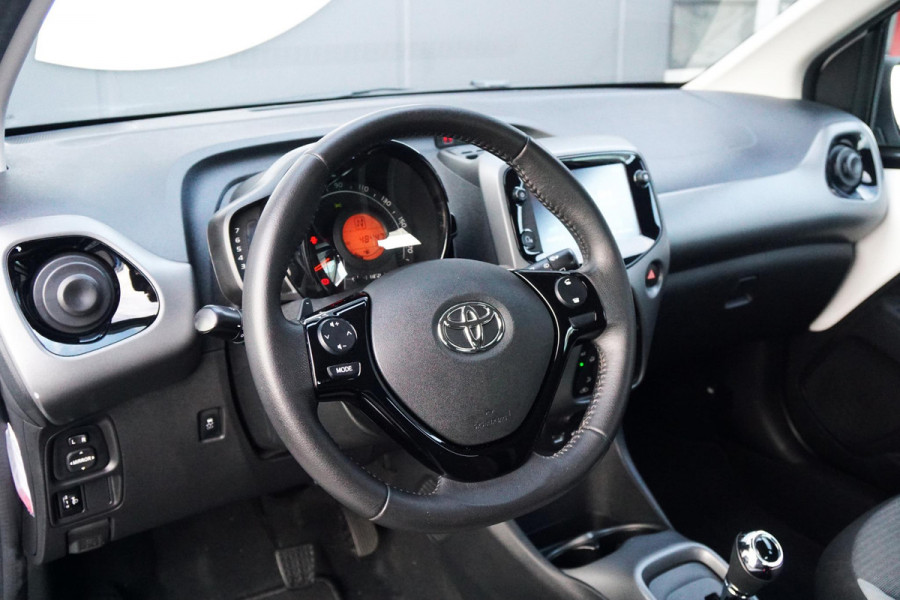 Toyota Aygo 1.0 VVT-i x-play Automaat + DEALER ONDERHOUDEN / CAMERA / APPLE CARPLAY