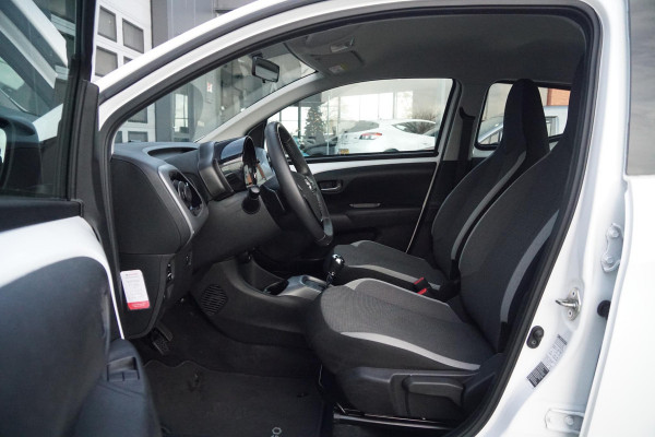 Toyota Aygo 1.0 VVT-i x-play Automaat + DEALER ONDERHOUDEN / CAMERA / APPLE CARPLAY