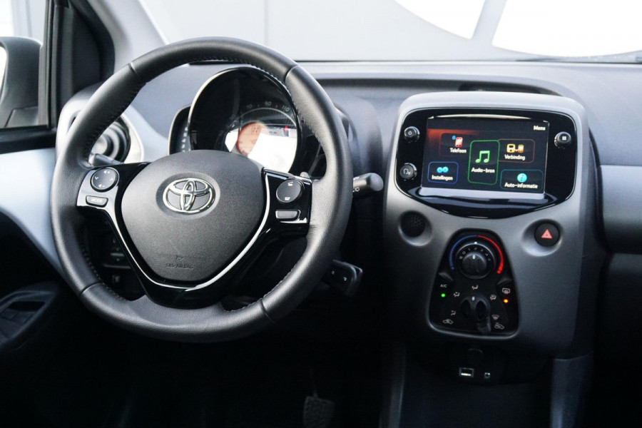 Toyota Aygo 1.0 VVT-i x-play Automaat + DEALER ONDERHOUDEN / CAMERA / APPLE CARPLAY