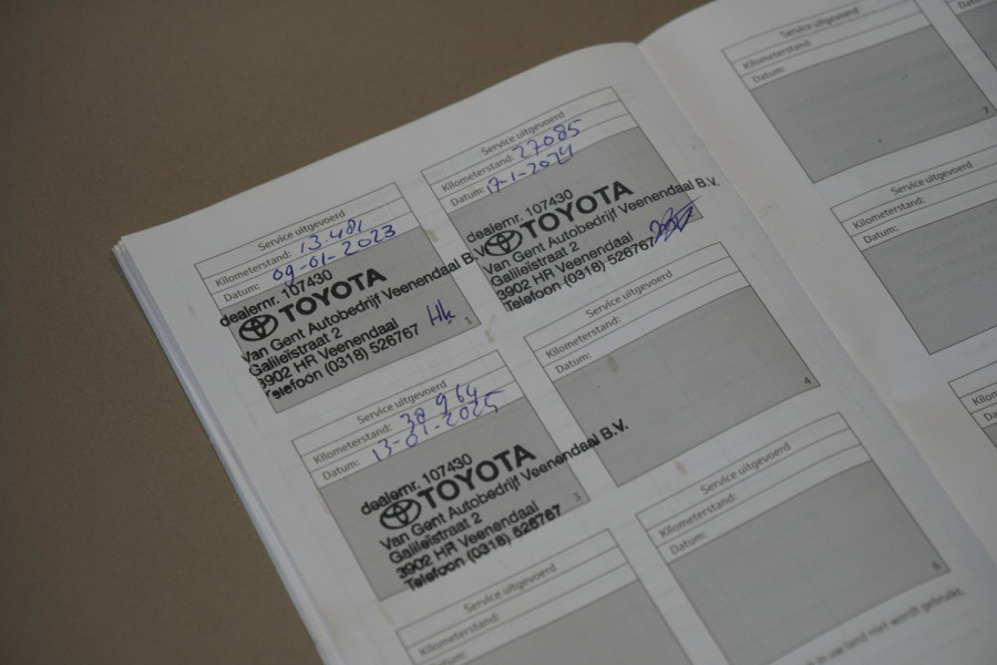 Toyota Aygo 1.0 VVT-i x-play Automaat + DEALER ONDERHOUDEN / CAMERA / APPLE CARPLAY