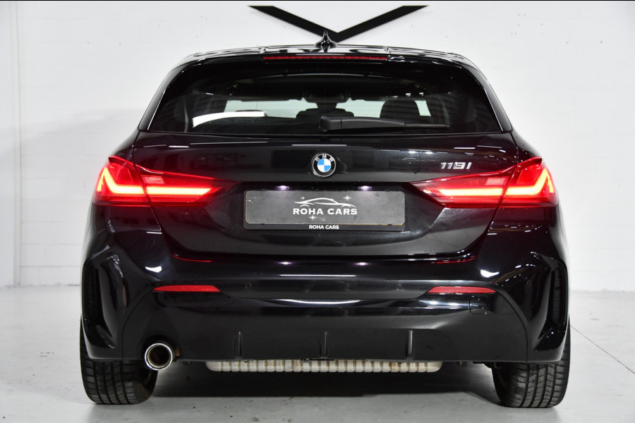 BMW 1-serie 118i High Executive, Pano, Sfeerverlichting, Applecarplay
