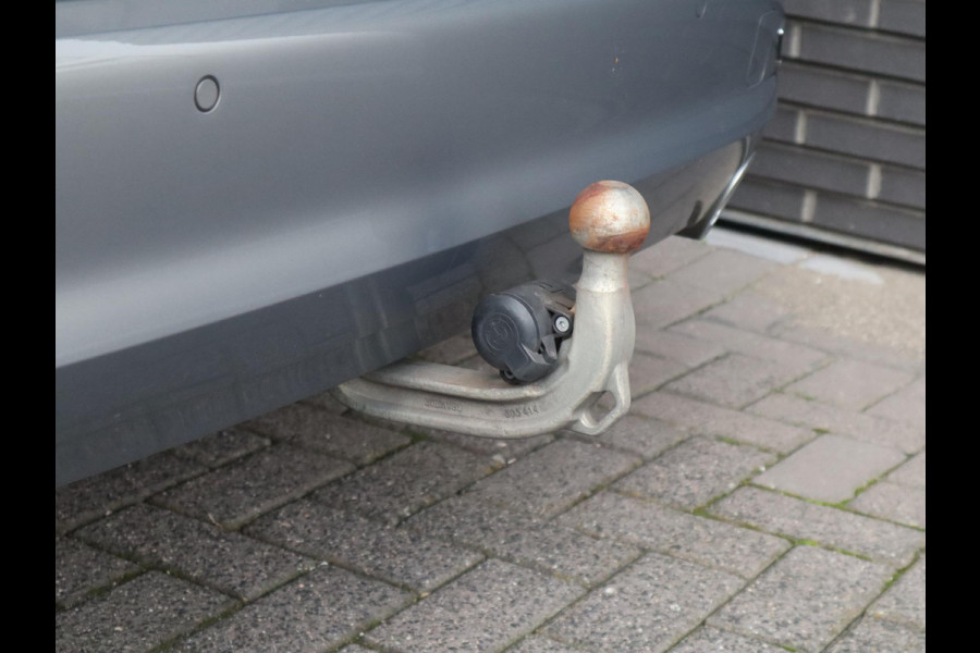 BMW 3 Serie Touring 318i Executive Luxury Line Automaat / Live Cockpit Professional / Trekhaak / Elektrisch Verstelbare Sportstoelen / LED / 18 Inch / Leder / Hifi / Chrome Line / DAB / Parkeersensoren voor+achter