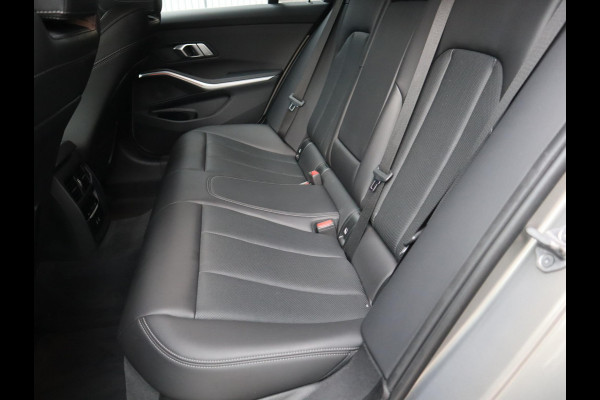 BMW 3 Serie Touring 318i Executive Luxury Line Automaat / Live Cockpit Professional / Trekhaak / Elektrisch Verstelbare Sportstoelen / LED / 18 Inch / Leder / Hifi / Chrome Line / DAB / Parkeersensoren voor+achter