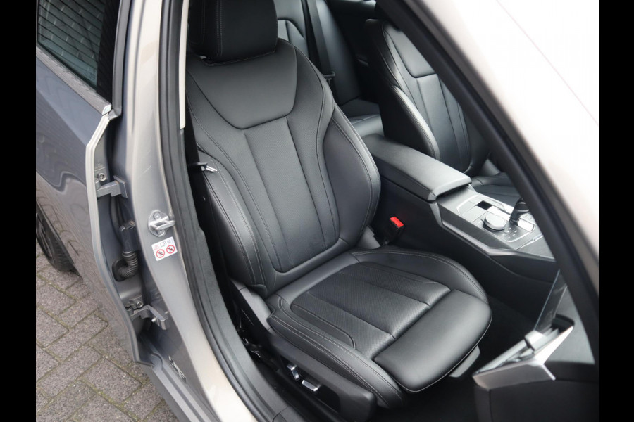 BMW 3 Serie Touring 318i Executive Luxury Line Automaat / Live Cockpit Professional / Trekhaak / Elektrisch Verstelbare Sportstoelen / LED / 18 Inch / Leder / Hifi / Chrome Line / DAB / Parkeersensoren voor+achter