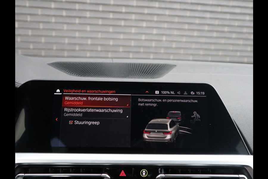 BMW 3 Serie Touring 318i Executive Luxury Line Automaat / Live Cockpit Professional / Trekhaak / Elektrisch Verstelbare Sportstoelen / LED / 18 Inch / Leder / Hifi / Chrome Line / DAB / Parkeersensoren voor+achter