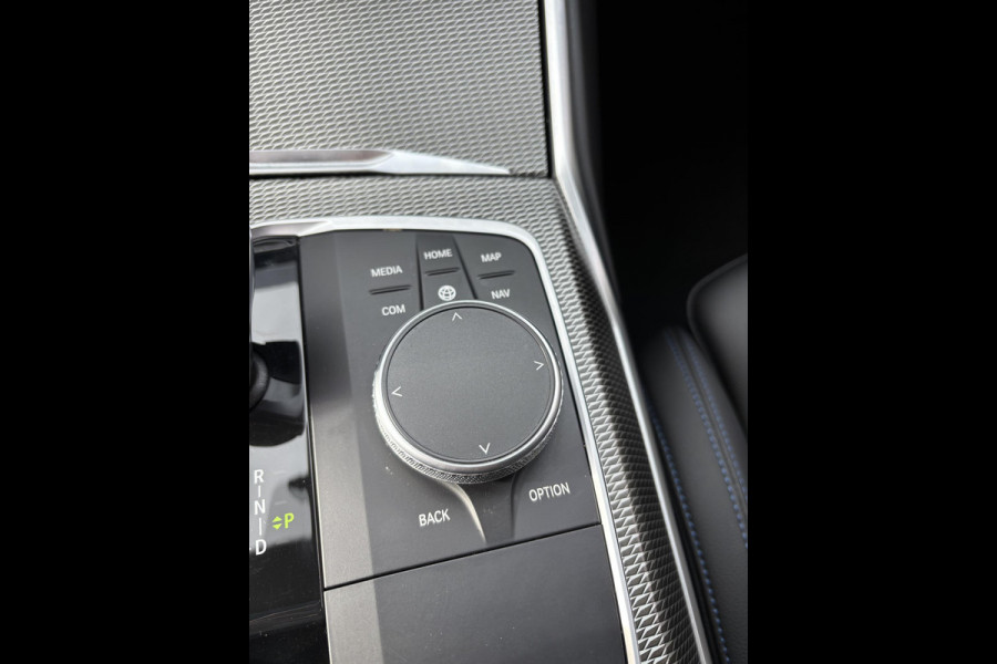 BMW 3 Serie Touring 330e High Executive M Sport Pakket Automaat / Panoramadak / Live Cockpit Professional / Stoelverwarming / Laser Light / 20" / M Performance Pack / Head-Up Display / Shadow Line / Extra Getint Glas