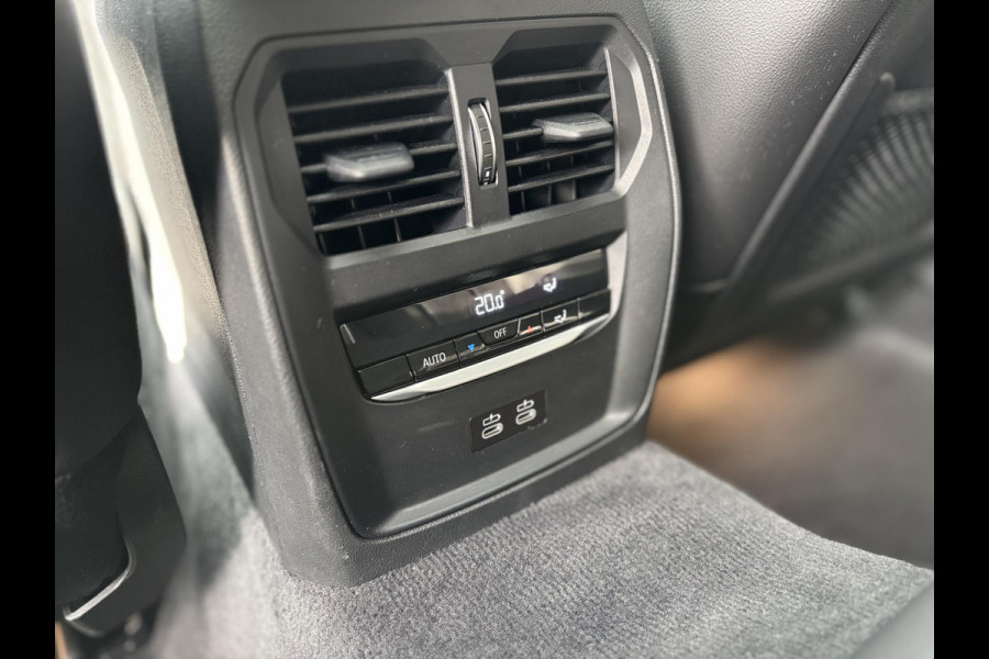 BMW 3 Serie Touring 330e High Executive M Sport Pakket Automaat / Panoramadak / Live Cockpit Professional / Stoelverwarming / Laser Light / 20" / M Performance Pack / Head-Up Display / Shadow Line / Extra Getint Glas