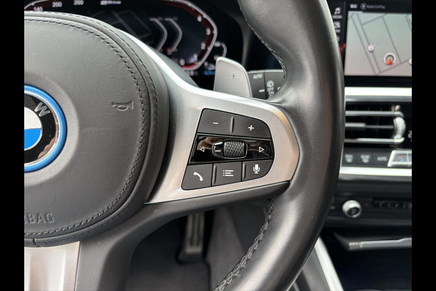 BMW 3 Serie Touring 330e High Executive M Sport Pakket Automaat / Panoramadak / Live Cockpit Professional / Stoelverwarming / Laser Light / 20" / M Performance Pack / Head-Up Display / Shadow Line / Extra Getint Glas
