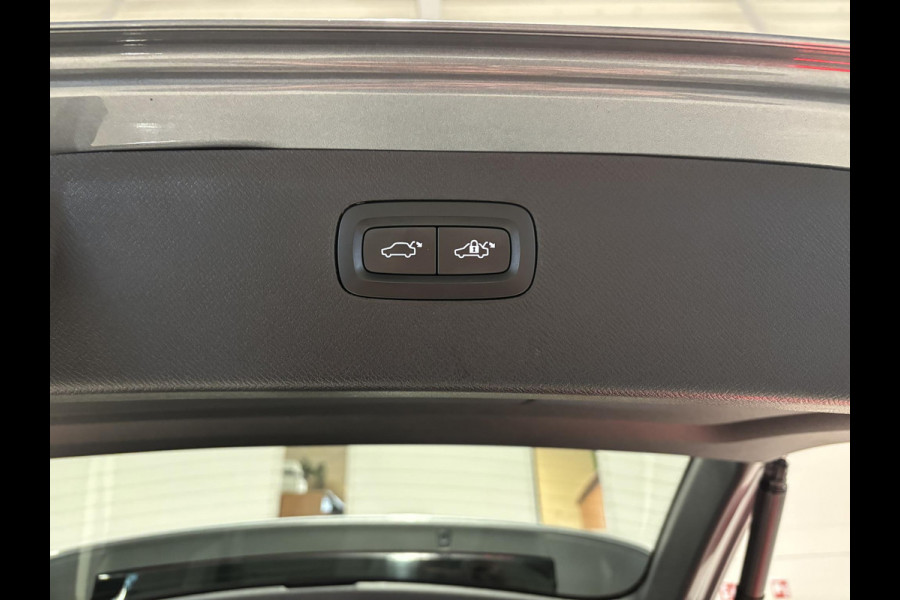 Volvo XC90 2.0 T8 Twin Engine AWD Inscription Automaat / 7 Persoons / Panoramadak / Harman Kardon / Comfortstoelen / Trekhaak / 20 Inch / Stoelverwarming / Achteruitrijcamera / LED / Elektrisch Verstelbare Stoelen