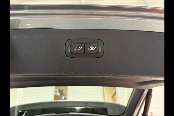 Volvo XC90 2.0 T8 Twin Engine AWD Inscription Automaat / 7 Persoons / Panoramadak / Harman Kardon / Comfortstoelen / Trekhaak / 20 Inch / Stoelverwarming / Achteruitrijcamera / LED / Elektrisch Verstelbare Stoelen