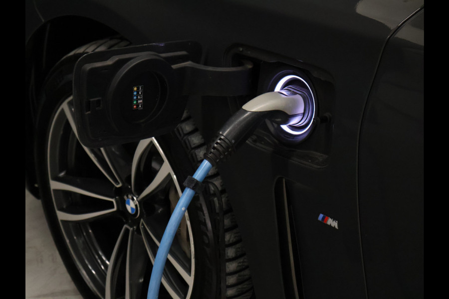 BMW 7 Serie 745e High Executive M Sport [SCHUIFKANTELDAK, HARMAN/KARDON, APPLE CARPLAY, ANDROID, ELEKTRISCH VERSTELBARE STOELEN V+A, STOELMASSAGE V+A, LUCHTVERING, 360 CAMERA, HEAD-UP, STUURVERWARMING, STOELVERWARMING, NIEUWSTAAT]