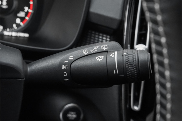 Volvo XC40 2.0 T4 R-Design Trekhaak Camera 19"