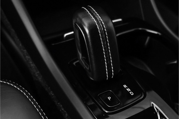 Volvo XC40 2.0 T4 R-Design Trekhaak Camera 19"