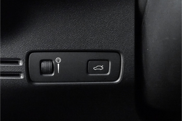 Volvo XC40 2.0 T4 R-Design Trekhaak Camera 19"