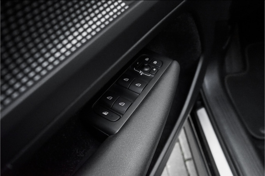 Volvo XC40 2.0 T4 R-Design Trekhaak Camera 19"