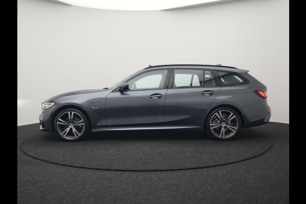 BMW 3 Serie Touring 320e M Sport Plug In Hybrid 204pk Dealer O.H. PHEV | Trekhaak Af Fabriek | Panodak | Camera | Adaptief Onderstel | 19"L.M | Alcantara Sportstoelen Memory & Verwarmd | Sfeerverlichting | Apple Carplay | Keyless | Navigatie | DAB |