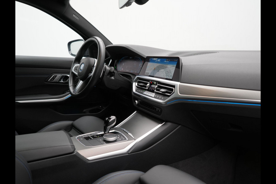 BMW 3 Serie Touring 320e M Sport Plug In Hybrid 204pk Dealer O.H. PHEV | Trekhaak Af Fabriek | Panodak | Camera | Adaptief Onderstel | 19"L.M | Alcantara Sportstoelen Memory & Verwarmd | Sfeerverlichting | Apple Carplay | Keyless | Navigatie | DAB |