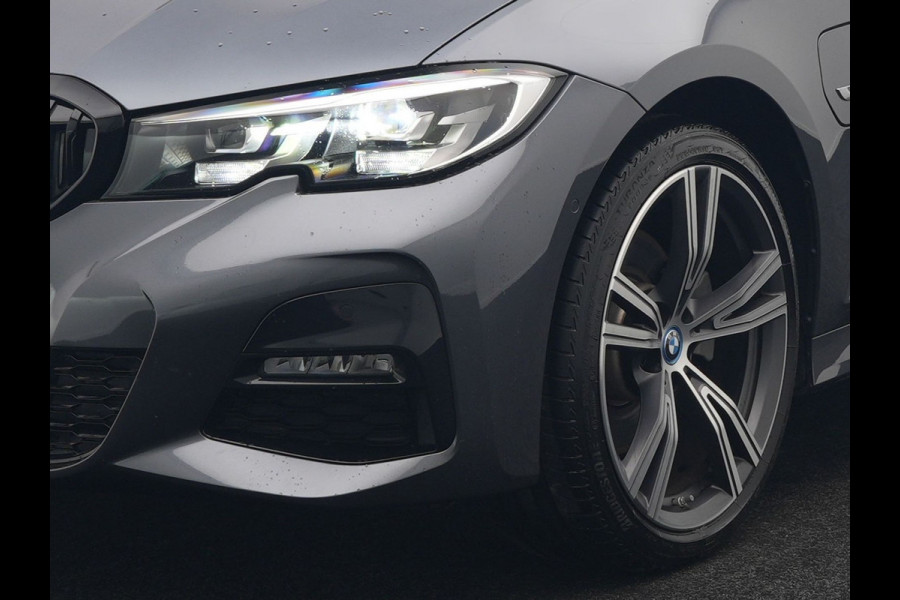 BMW 3 Serie Touring 320e M Sport Plug In Hybrid 204pk Dealer O.H. PHEV | Trekhaak Af Fabriek | Panodak | Camera | Adaptief Onderstel | 19"L.M | Alcantara Sportstoelen Memory & Verwarmd | Sfeerverlichting | Apple Carplay | Keyless | Navigatie | DAB |