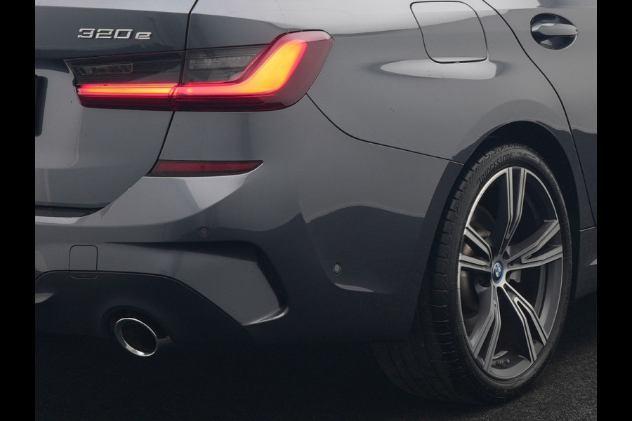 BMW 3 Serie Touring 320e M Sport Plug In Hybrid 204pk Dealer O.H. PHEV | Trekhaak Af Fabriek | Panodak | Camera | Adaptief Onderstel | 19"L.M | Alcantara Sportstoelen Memory & Verwarmd | Sfeerverlichting | Apple Carplay | Keyless | Navigatie | DAB |